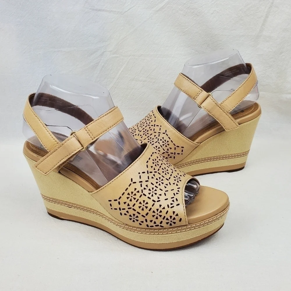 Clarks Collection cream/ tan leather wedge sandals size 8.5 M